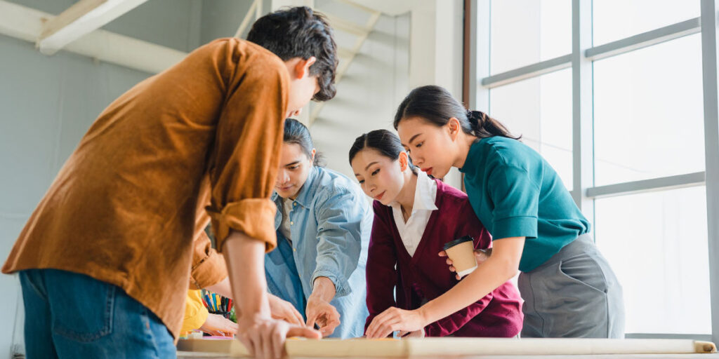 Bảo hiểm VNI Care dành cho thành viên tổ chức hợp pháp tại Việt Nam, dưới 60 tuổi, với phạm vi bảo hiểm gồm: chết/tàn tật vĩnh viễn do bệnh (ĐK A), tai nạn cá nhân (ĐK B), và trợ cấp nằm viện/phẫu thuật (ĐK C).