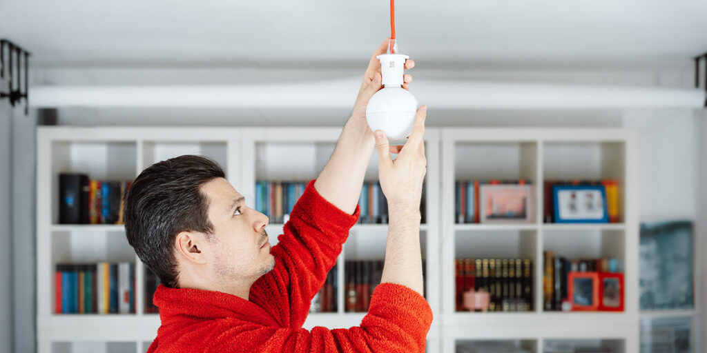 Bảo hiểm tai nạn hộ gia đình sử dụng điện bảo vệ thành viên gia đình tại địa chỉ đăng ký điện trước tai nạn do dòng điện gây tử vong hoặc thương tật trong Việt Nam.