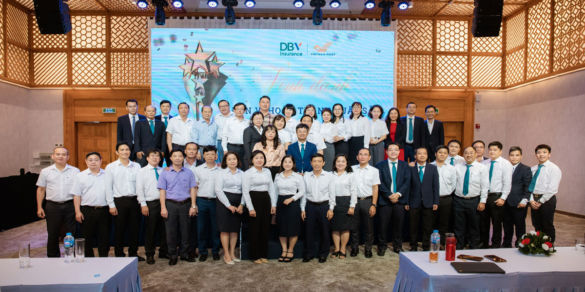 Vừa qua, Tập đoàn Bảo hiểm DBV phối hợp cùng Tổng công ty Bưu điện Việt Nam (Vietnam Post) tổ chức Hội nghị “Giới thiệu nhận diện thương hiệu mới và Định hướng kinh doanh 7 tháng cuối năm 2025”. Thương hiệu mới của DBV cũng gắn liền với định hướng mới: lấy khách hàng làm trung tâm, nâng cao năng lực số, tối ưu hóa trải nghiệm và dịch vụ.