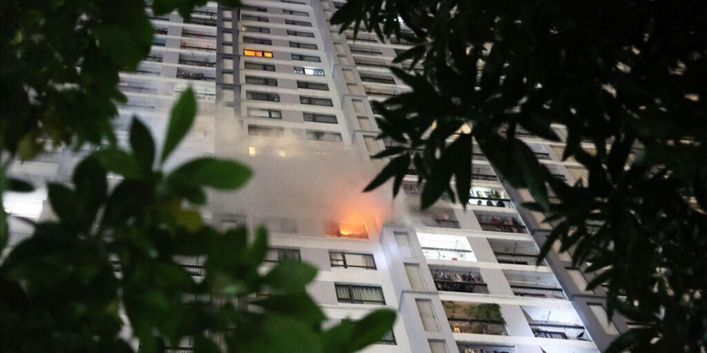 Nghị định 105/2025 có hiệu lực từ 1/7/2025, quy định 44 nhóm cơ sở bắt buộc mua bảo hiểm cháy nổ với tiêu chí nghiêm ngặt hơn, đặc biệt hạ từ 7 tầng xuống 5 tầng đối với chung cư.