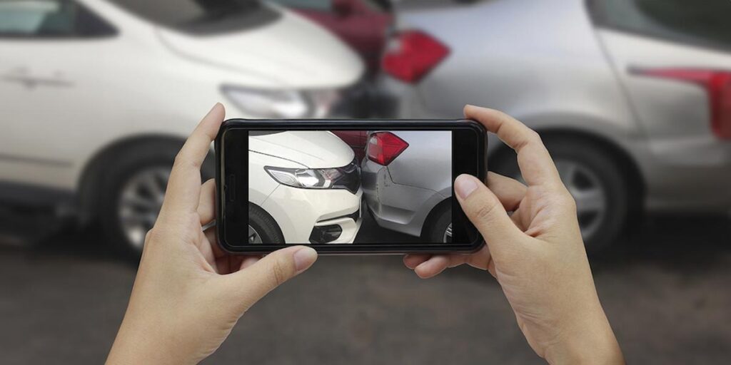 Quy trình bồi thường bảo hiểm vật chất ô tô DBV: Hướng dẫn từng bước từ việc thông báo sự cố qua tổng đài, chụp ảnh/quay video hiện trường rõ nét 8 góc toàn cảnh, nhận hỗ trợ giám định viên trực tiếp, tới các lưu ý theo quy chuẩn quốc tế trong nghiệp vụ bảo hiểm. Đảm bảo xác minh, xử lý bồi thường nhanh chóng, minh bạch, bảo vệ tối đa quyền lợi cho khách hàng khi tham gia bảo hiểm ô tô tại DBV