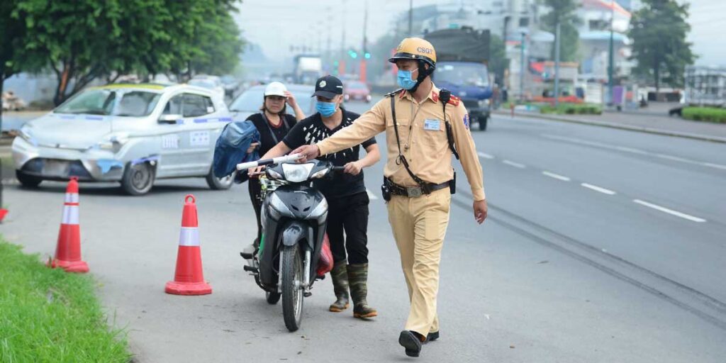 Tìm hiểu cách phân biệt bảo hiểm xe máy thật và giả, nhận diện dấu hiệu bảo hiểm giả, nắm rõ hậu quả khi dùng giấy tờ không hợp lệ, và lựa chọn mua bảo hiểm DBV chính hãng với tra cứu QR, dịch vụ minh bạch, bảo vệ quyền lợi khi lưu thông
