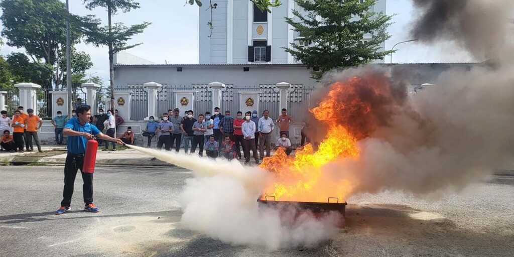 Mua bảo hiểm cháy nổ DBV online giúp tiết kiệm thời gian và công sức đáng kể so với phương pháp truyền thống. Quy trình số hóa hoàn toàn của DBV cho phép khách hàng hoàn tất thủ tục chỉ trong vài phút; từ kiểm tra nghĩa vụ pháp lý đến kích hoạt hợp đồng bảo hiểm.